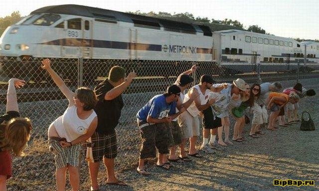 Тупые американцы встречают поезда