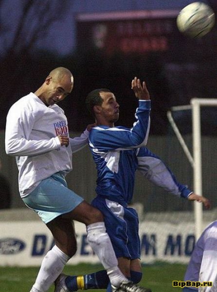 Смешные фотографии футболистов отбивающих мяч головой