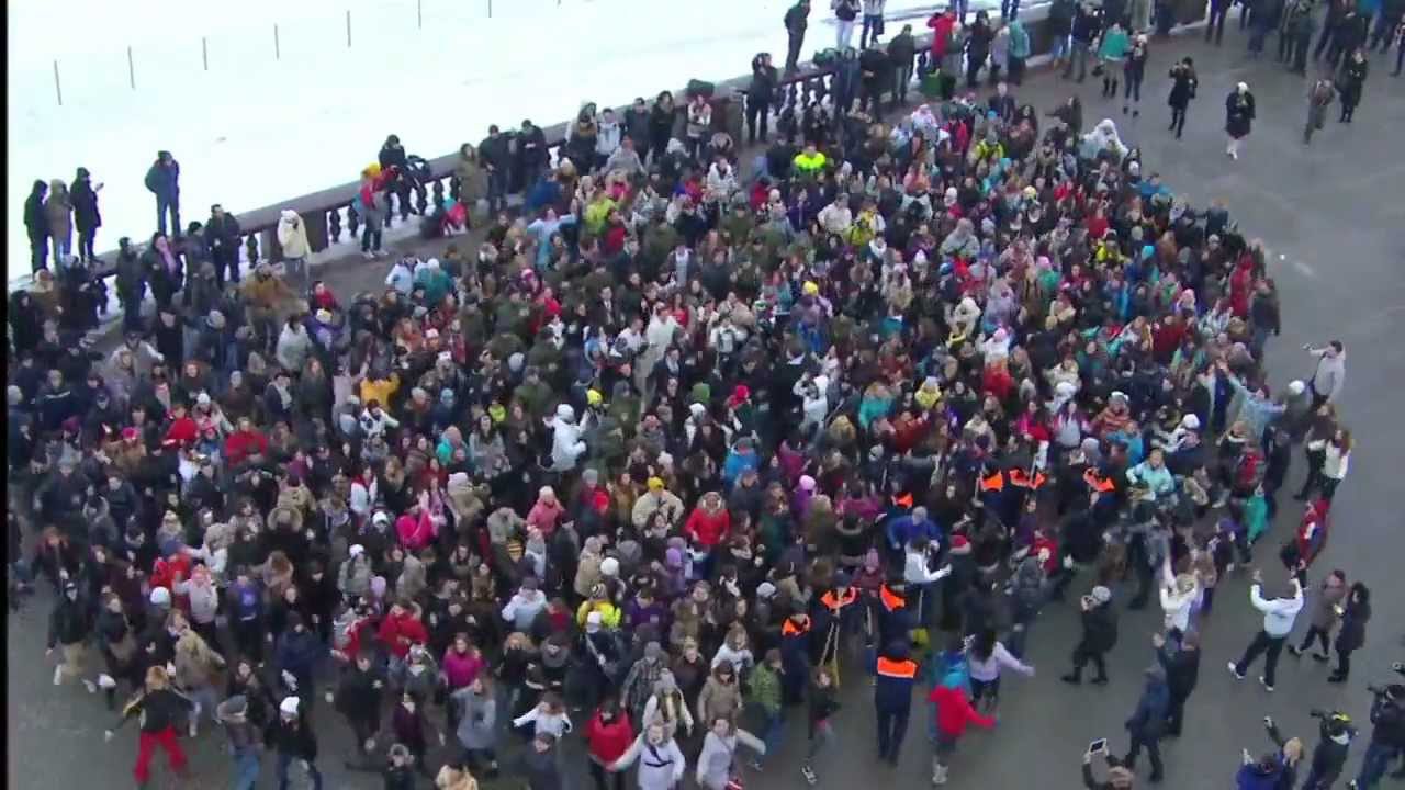 Флэшмоб. Флешмоб танец последний звонок 4 классы недетское время. Футбольный флэшмоб в школе. Недетское время танец флешмоб. Танцевальный флешмоб.