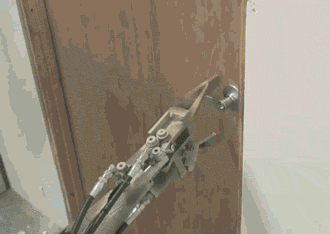 Робот помогает открыть дверь