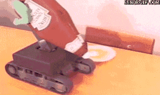Робот наливает кетчуп
