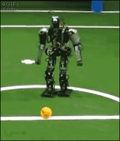 Робот играет в футбол и бьет по меяу