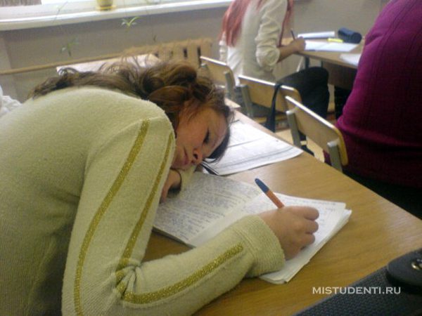 Глупая студентка. Студентки на парах. Студенты спят на парах. Смешная студентка.