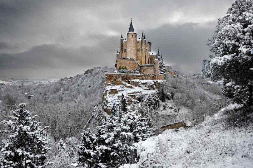 Замок на скале фото