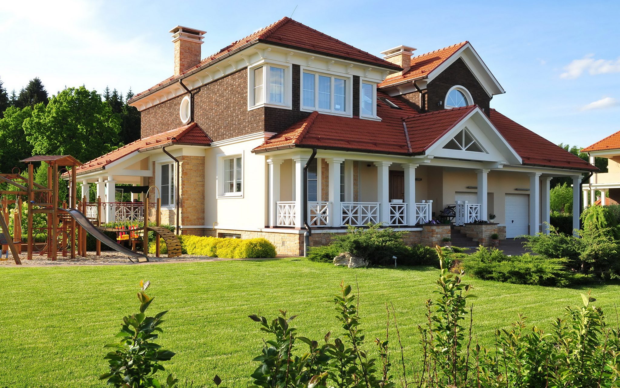Дом загородный красивый с верандой и садом фото