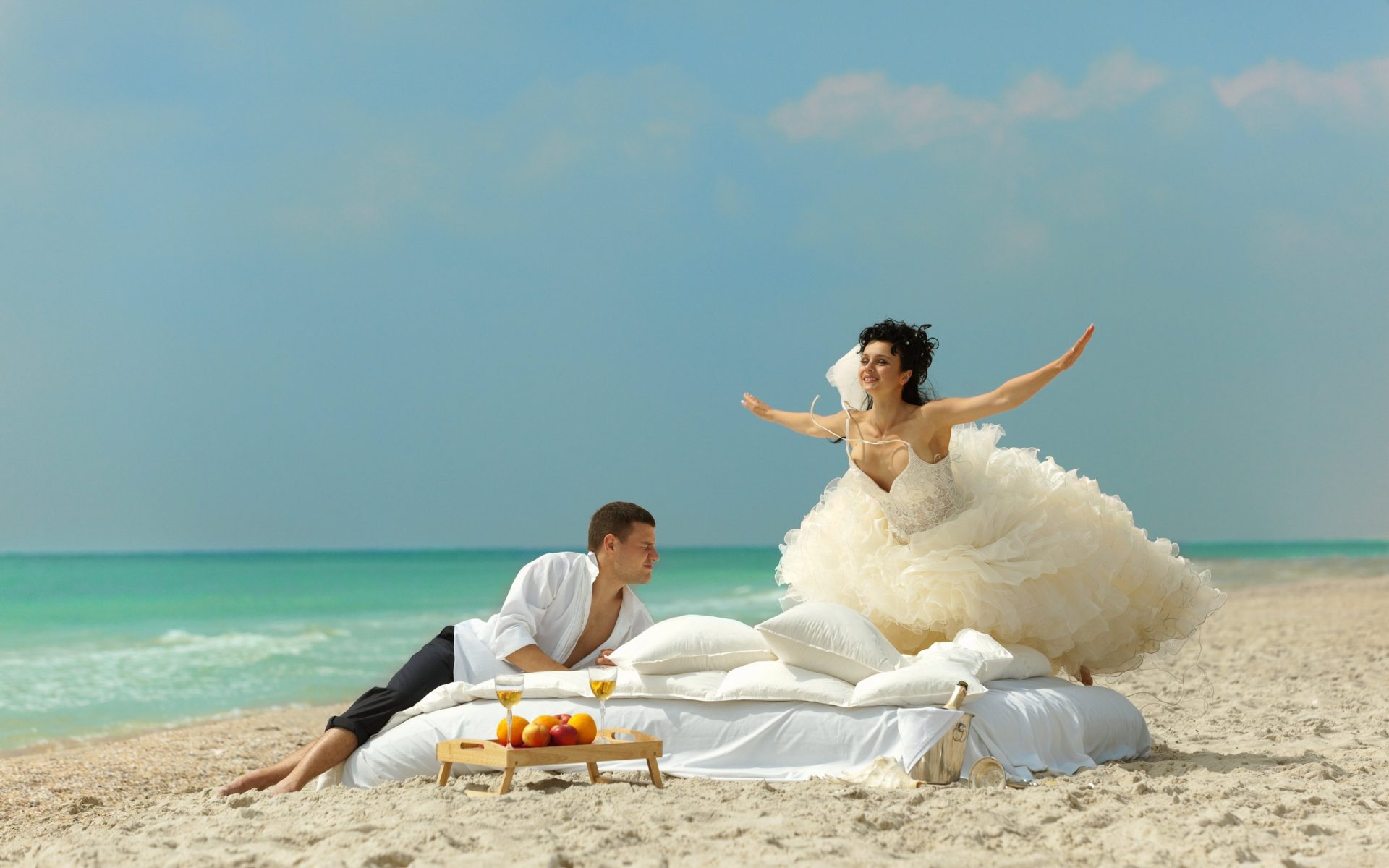 Свадебная Фотосессия На Пляже В Пышном Платье.
