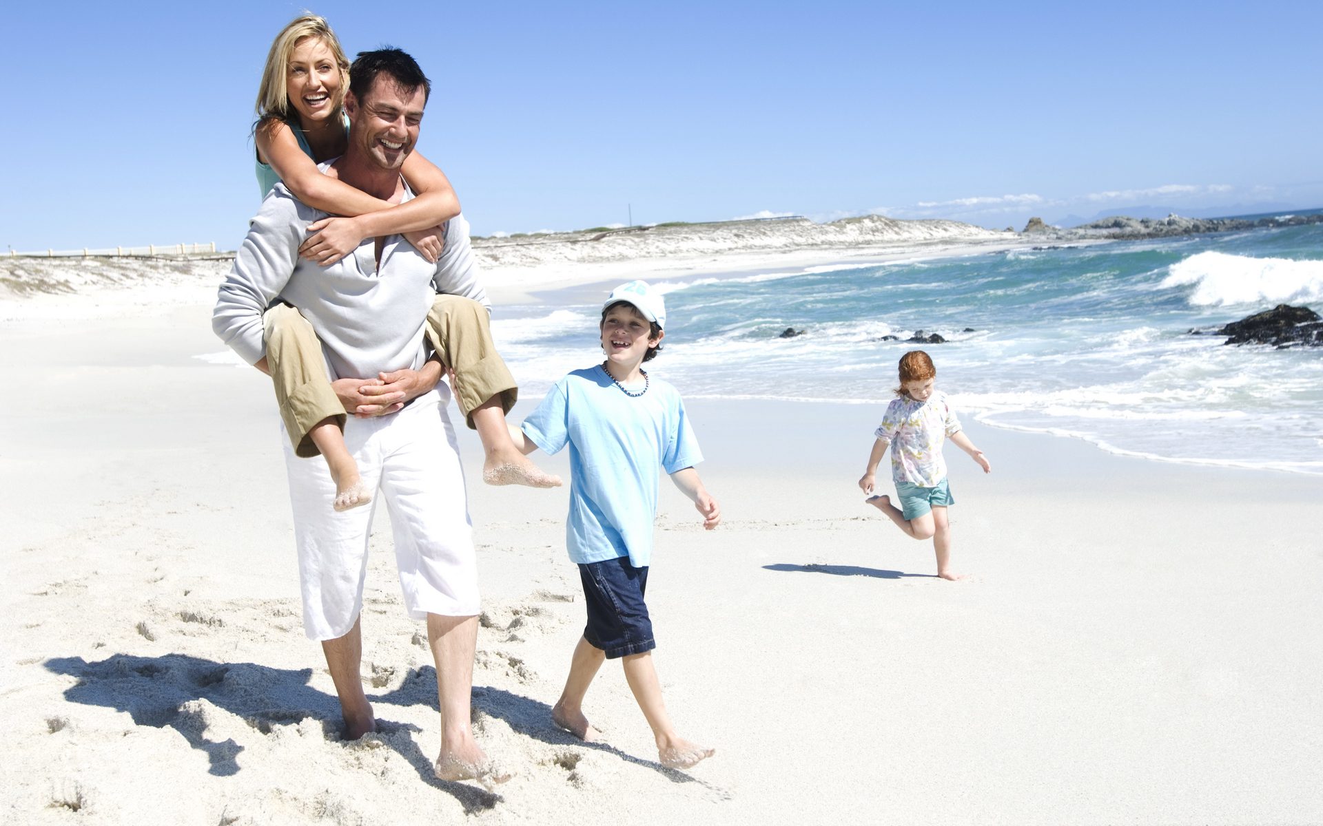 Папу с мамой берегу. Семья на пляже. Море пляж семья. Счастливая семья на море. Семейная фотосессия на море.