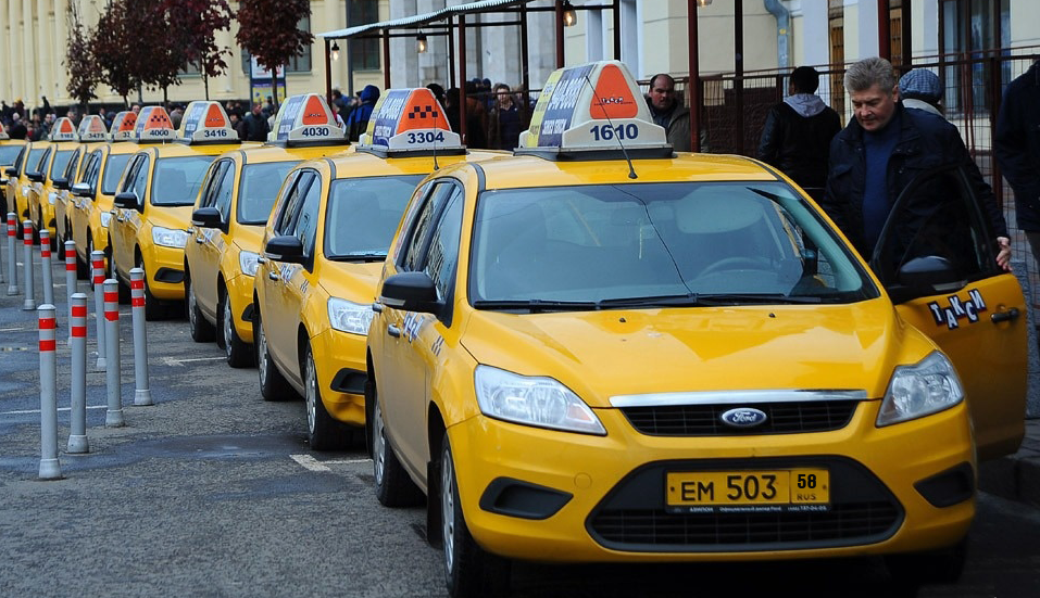 Номер службы такси москва. Желтое такси. Желтые номера. Такси фото. Желтая машина такси.