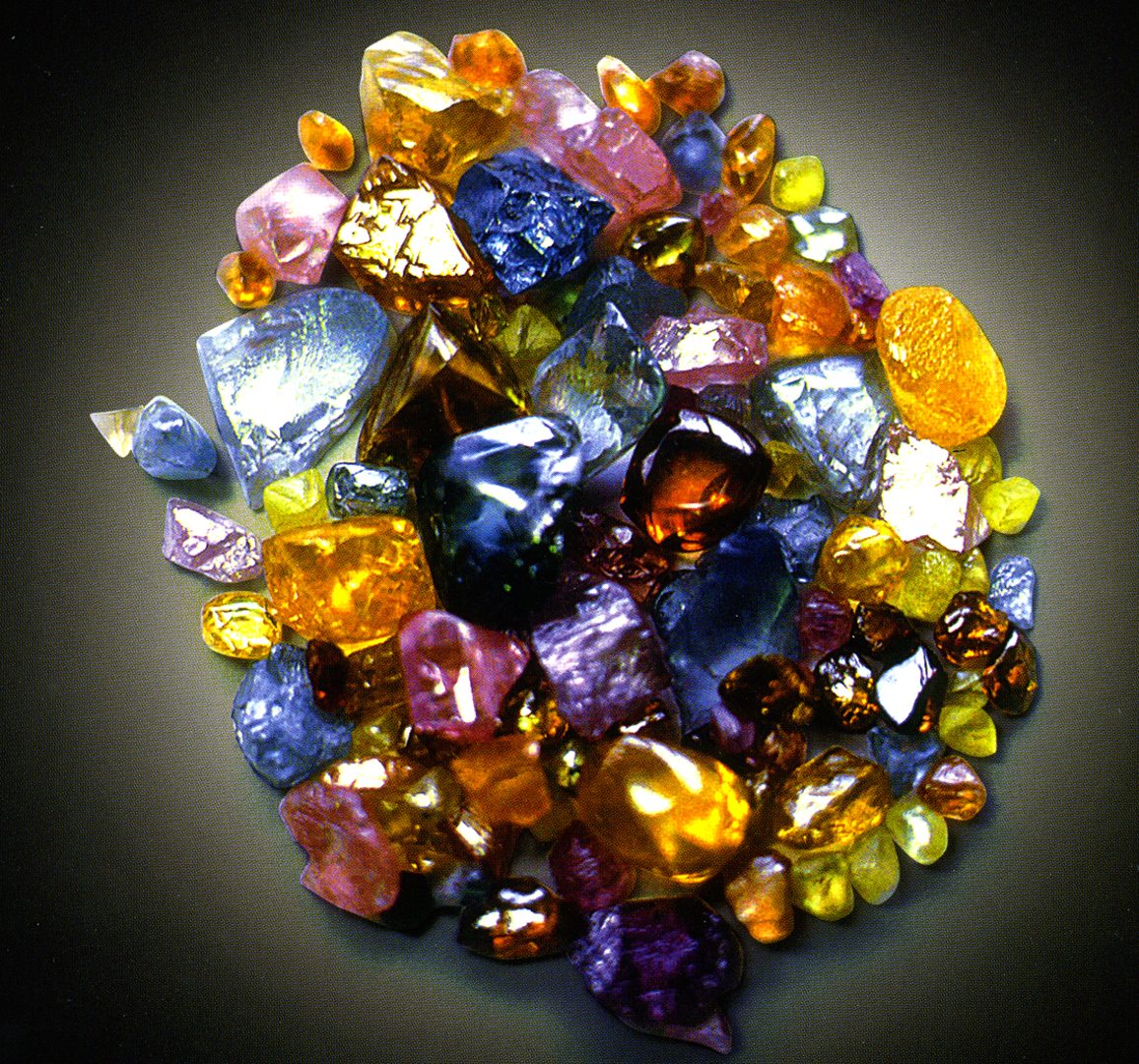 Precious stones. Самоцветы поделочные камни. Драгоценные камни янтарь. Драгоценные минералы Алмаз. Граненые камни минералы Самоцветы.