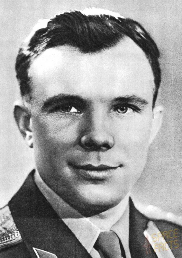 Гагарин дата рождения. Гагарин портрет. Гагарин летчик. Гагарин старший лейтенант.