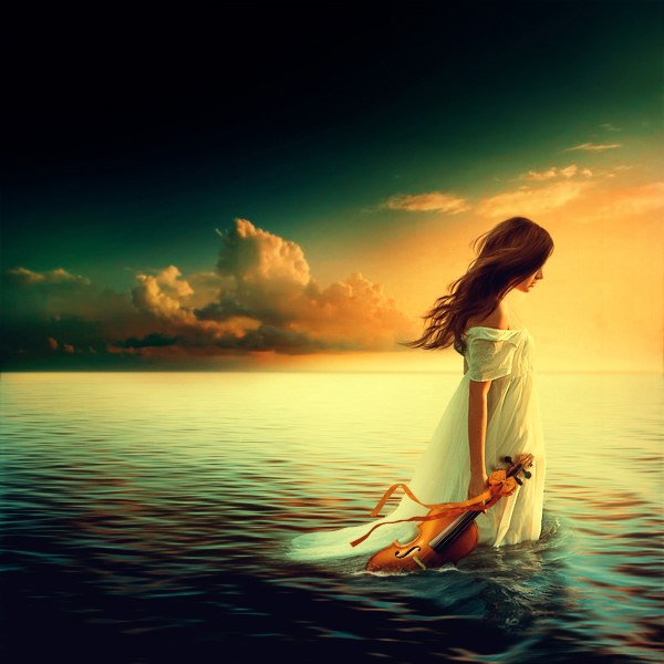 Девочка на матрасе в море