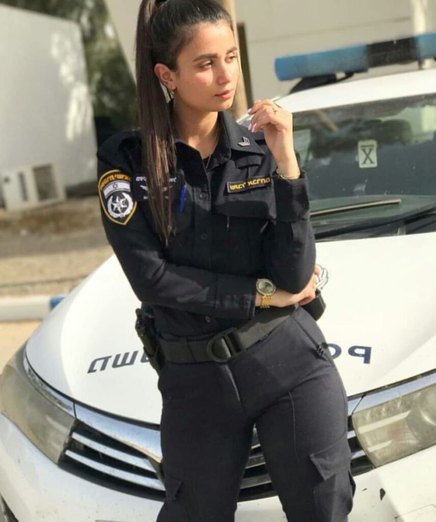 Софи Росси в полицейской форме