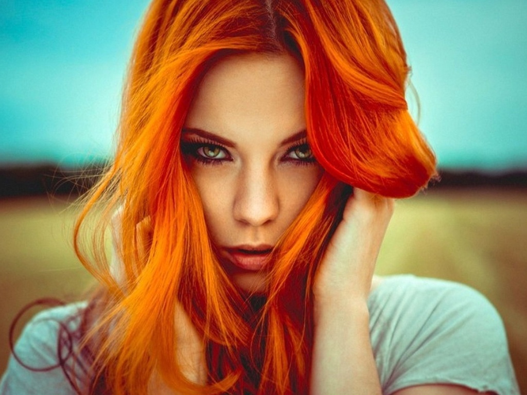 Красивая девушка с рыжими волосами