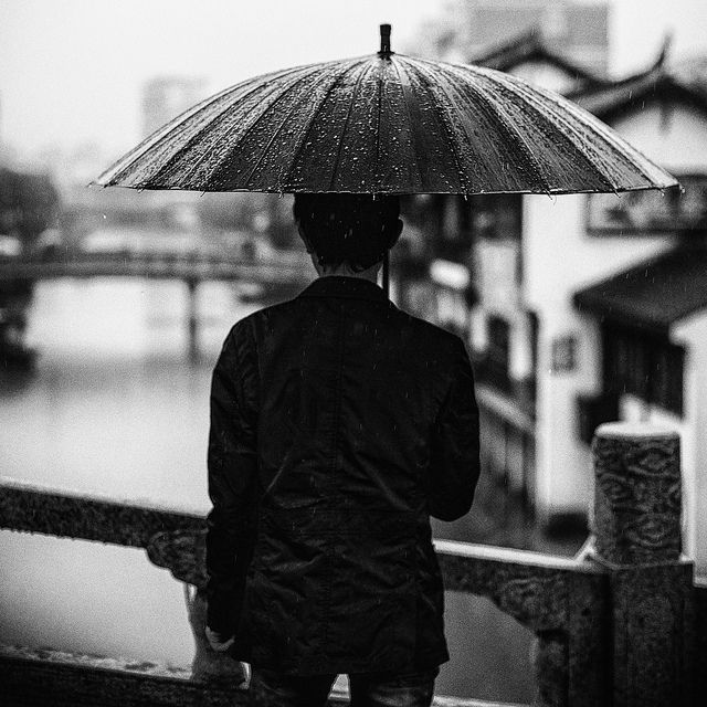 Под зонтом черно белое