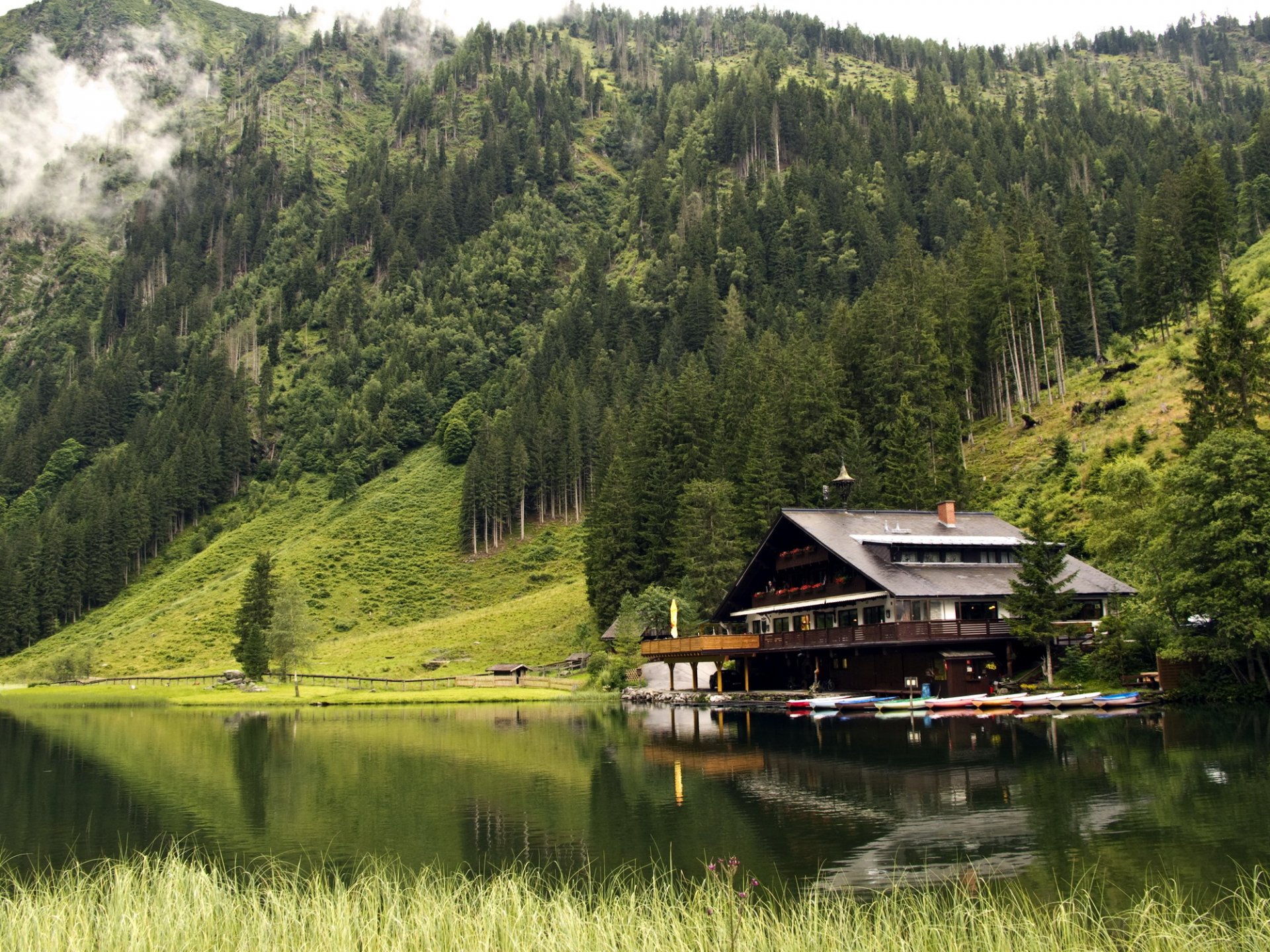 Домик на берегу озера в лесу фото