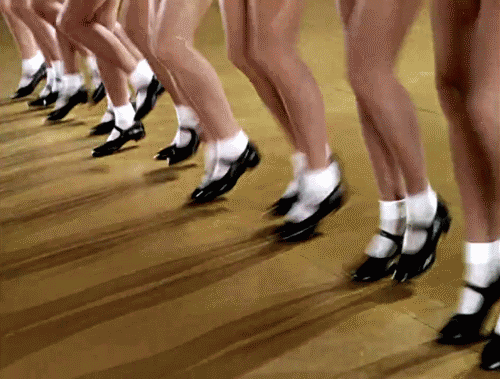 Танец где танцуют ногами. Ноги в движении. Женщина бежит. Гифки смешные танцы. Ноги анимация.