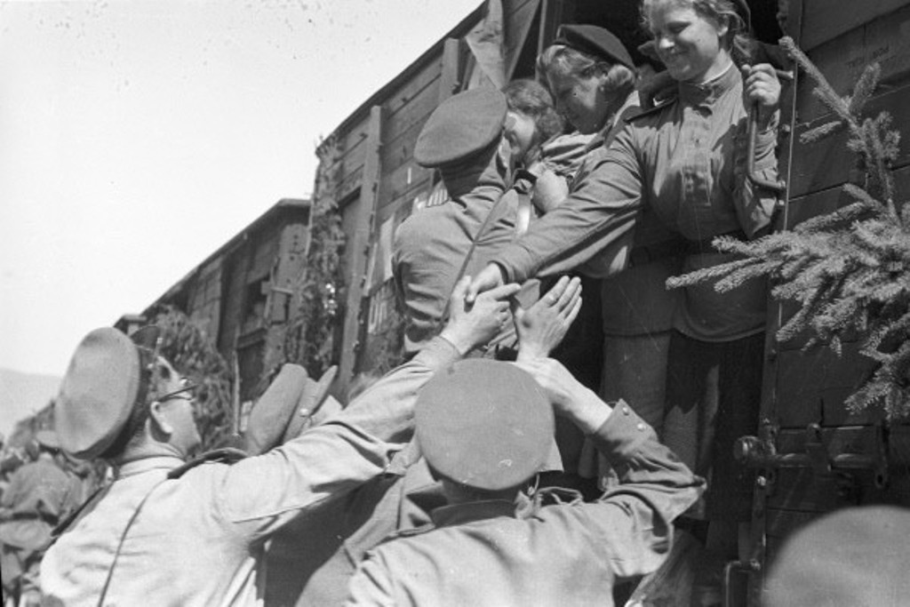 Подписаться на войну. Хроники военных лет 1941-1945. Фото Великой Отечественной войны 1941-1945.