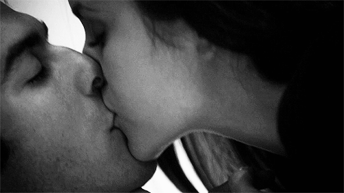 Гиф поцелую с языком. Французский поцелуй. Страстный поцелуй. Поцелуи страстные в губы. Поцелуй с языком.