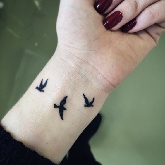 Какой стиль татуировки лучше всего подходит для птиц?