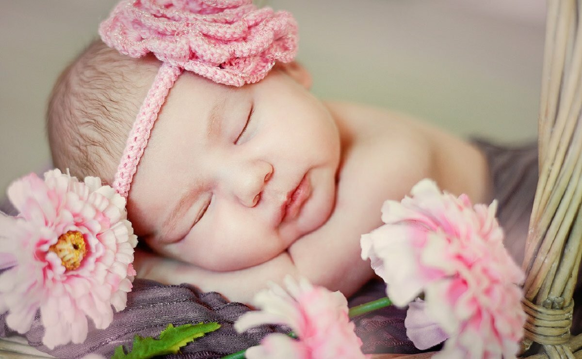Красивая новорожденная малышка