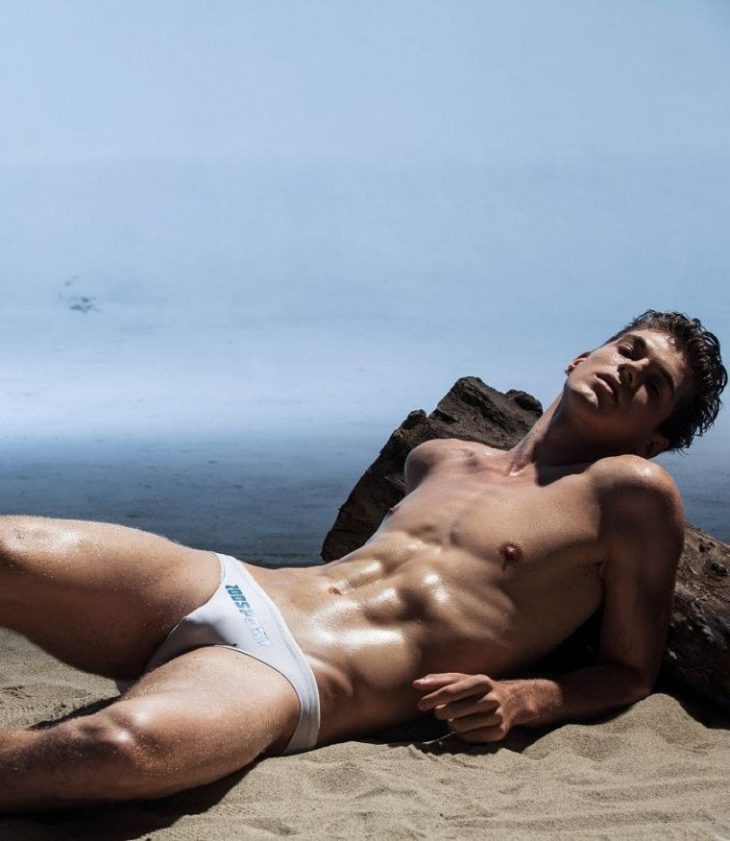 Красавчики в плавках: 10 пляжных фото известных мужчин